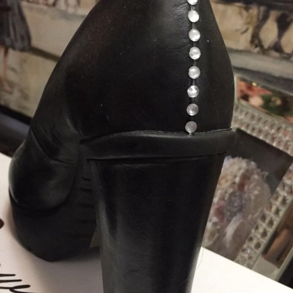 Beautiful. Pumps. Elegant very classy - Picture 4 of 4